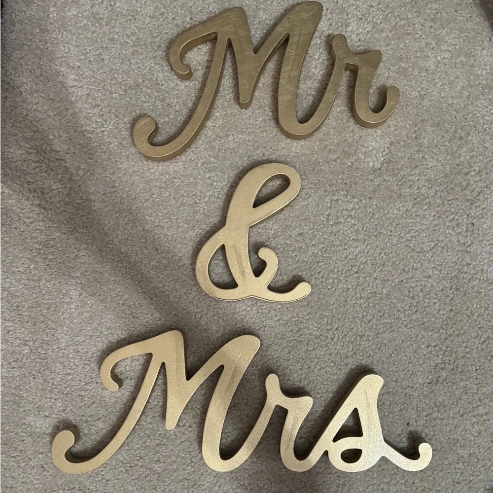 Gold 'Mr & Mrs' Wedding Decor - Elegant Script Sign/ Stands